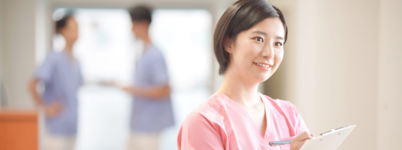 笑顔を見せる女性看護師