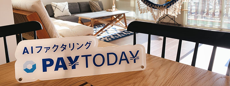 PAYTODAYの看板とリモートオフィス