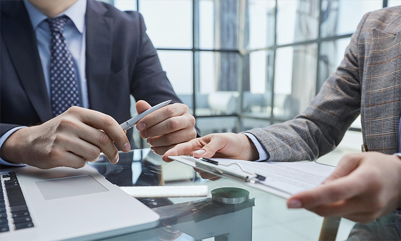 打ち合わせをするビジネスマン