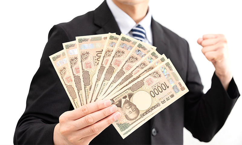 紙幣を持つビジネスマン