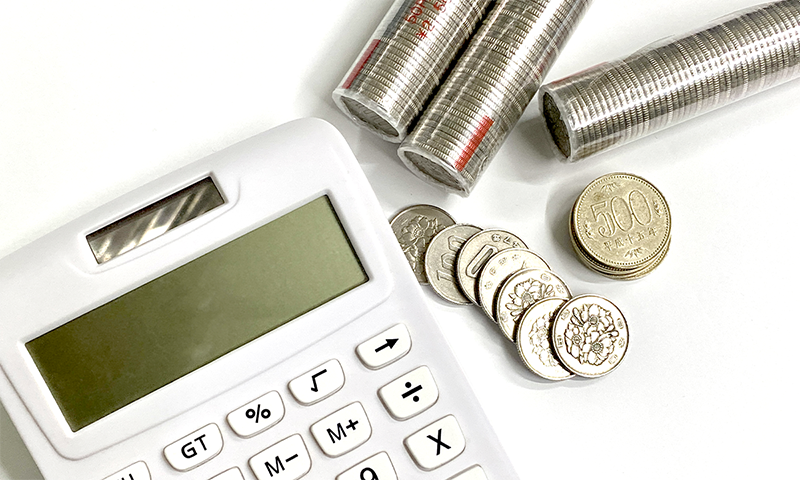 電卓と貨幣の棒金